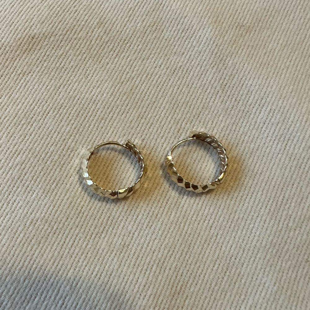 Like New! 14kt Gold diamond cut Hoop Earrings - - Picture 2 of 11